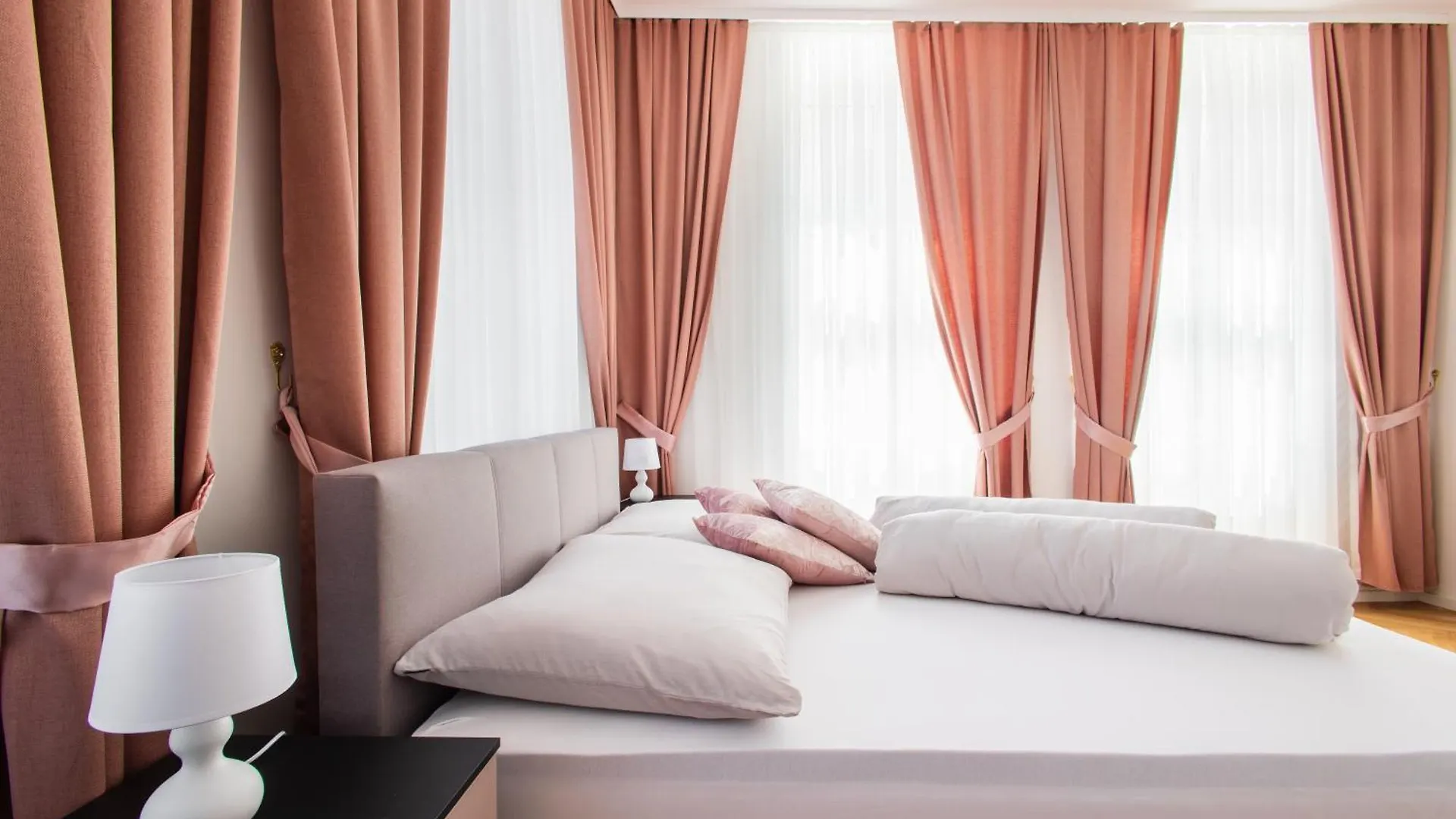 Royal Residences Vienna 0*,